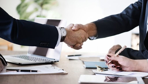 Hombres  estrechando la mano