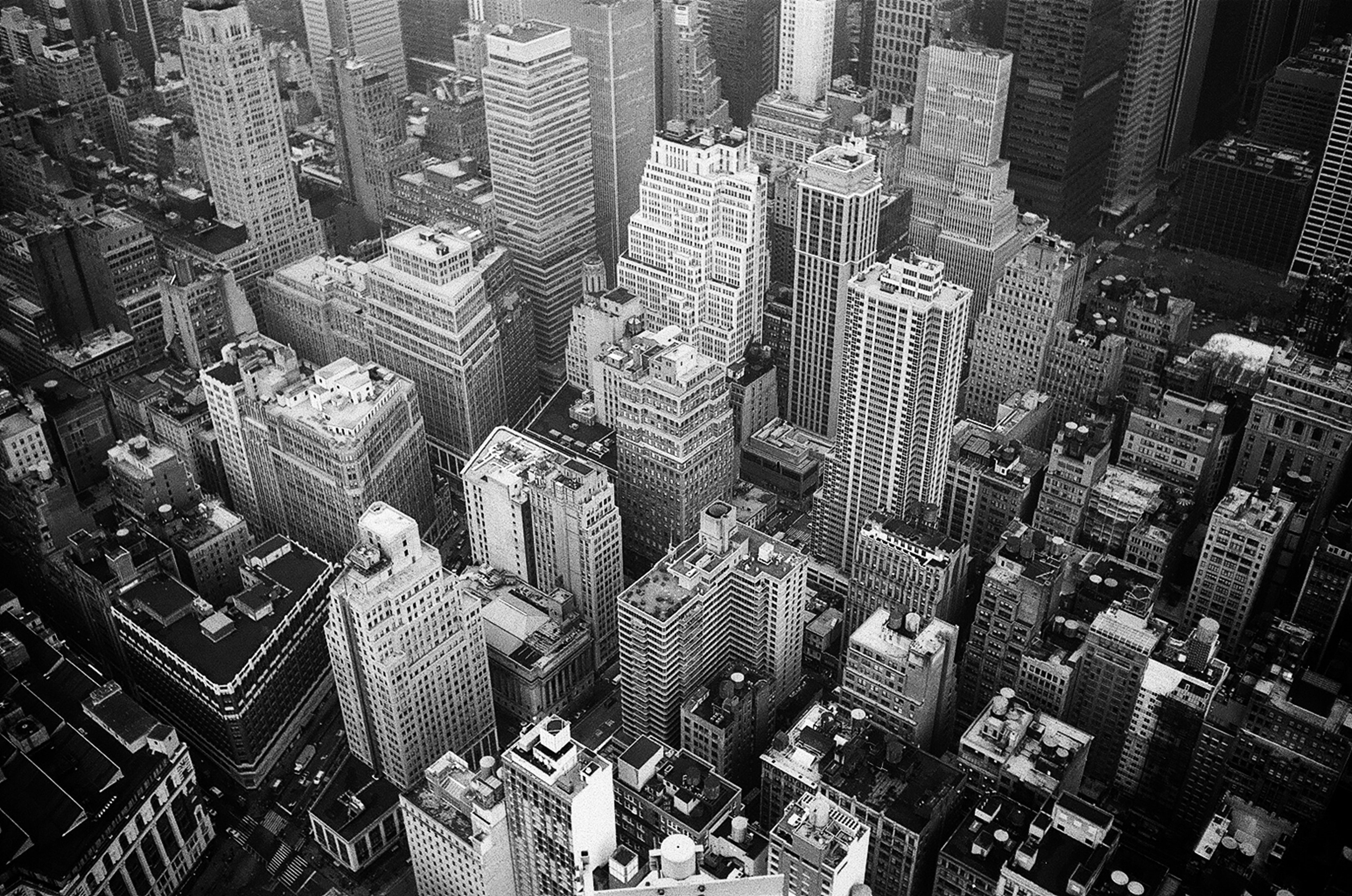 edificios en blanco y negro