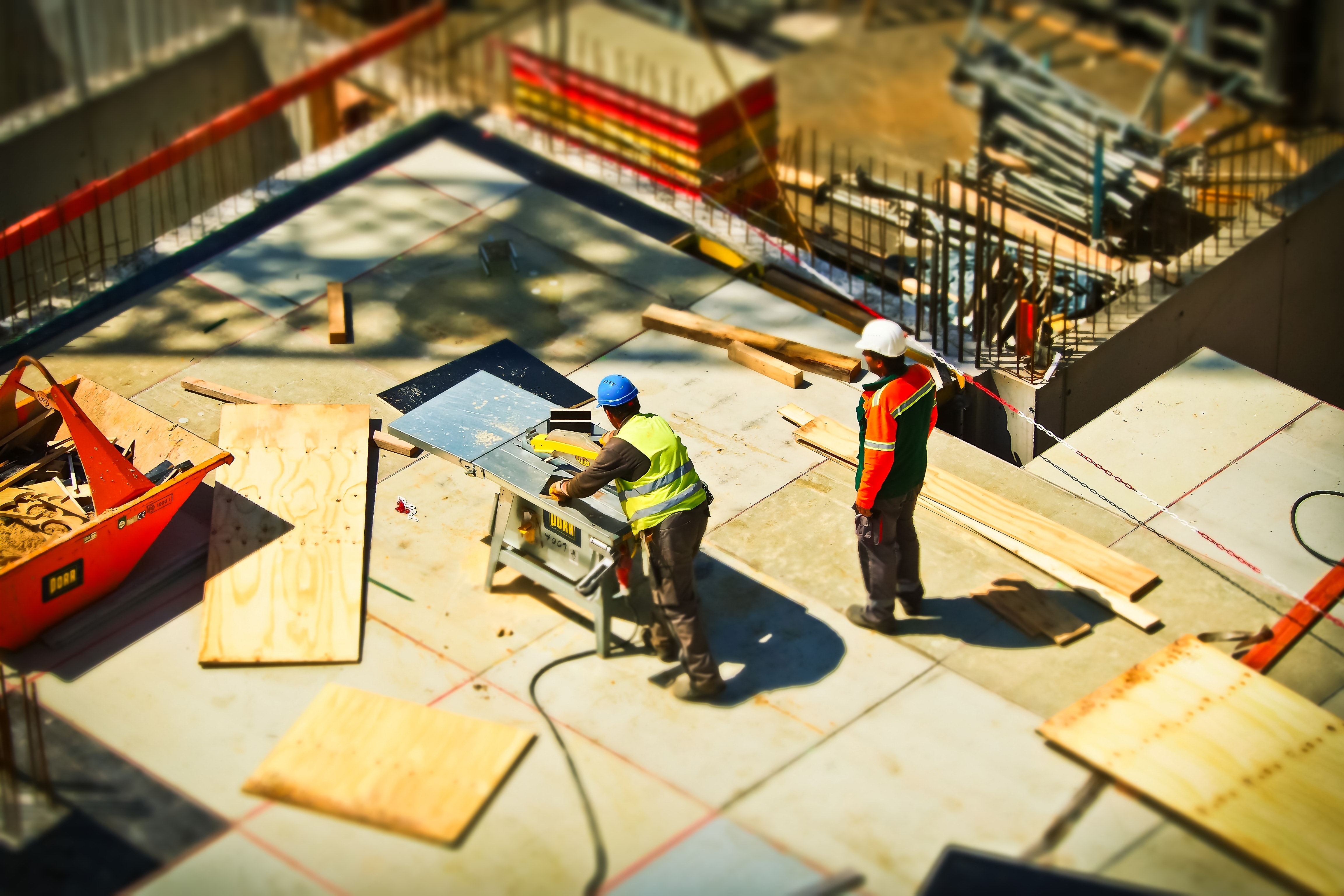 hombres trabajando en obra